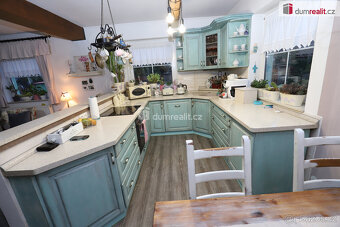 Krásný rodinný dům 5+kk ve vilové zástavbě se zahradou, park - 10