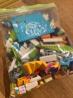 LEGO® Friends 41313 Letní bazén v městečku Heartlake - 10