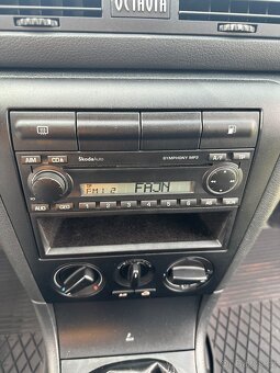 Škoda Octavia TOUR 1,6i 75KW MANUÁLNÍ KLIMATIZACE - 10