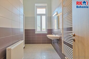 Pronájem nově zrekonstruovaného bytu 2+kk o výměře 61 m2 v Č - 10