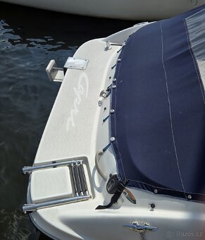Motorová kajutová loď Bayliner 602 Capri + přívěs. - 10