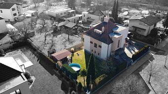 Unikátní dvougenerační vila, pozemek 540m2, studna, Hradec K - 10