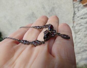 Stříbrné náhrdelníky s českými granáty, koliery, různé - 10