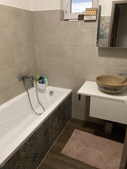 Rodinný dům 330m2 + zahrada 1737m2, 2 bytové jednotky, garáž - 10