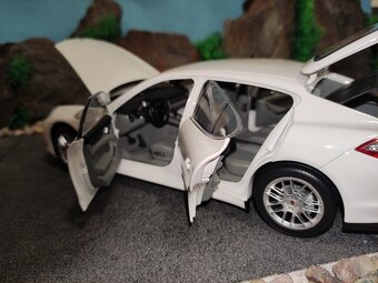 prodám model 1:18 porsche panamera 4S - 10