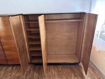 Ložnicový set - postel, noční stolky, skříně k renovaci - 10
