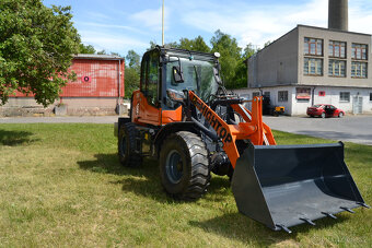 Kloubovy nakladač HT920 4x4 - 10