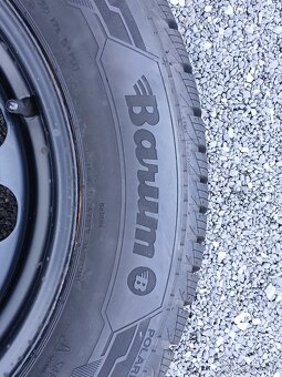 Pěkná zimní kola Škoda Karog 215/60/16, vzorek 8mm - 10