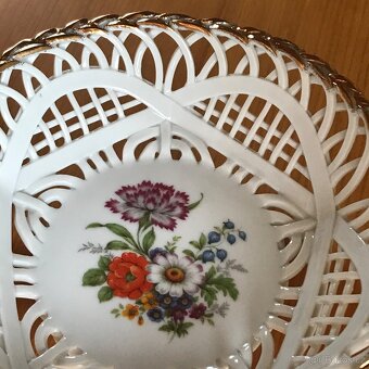 Porcelánové košíky prolamované s květinovým vzorem - 10
