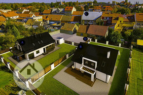Prodej rovinatého pozemku 731m² + 145m² parkoviště v Kostelc - 10