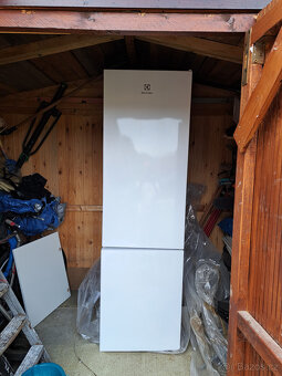 Kombinovaná chladnička s mrazničkou dole Electrolux LNT5MF36 - 10