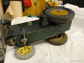 Starý model traktoru Zetor 25 - 10