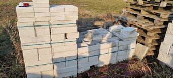 Prodám betonové tvarovky KB Blok - bílé - 10