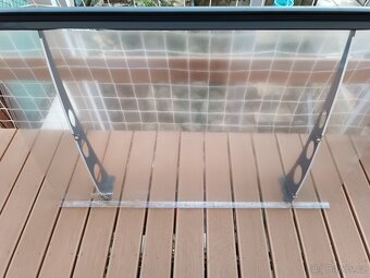 Průhledná stříška z plexiskla o rozměrech 135 x 95 cm. - 10