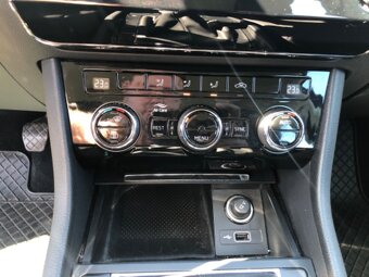 Škoda SuperB  1.majitel -- najeto 42.000 KM  1,4TSI  110Kw - 10