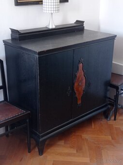 ČERNÝ STAROŽITNÝ NÁBYTEK, POČ.20.STOL. - 10