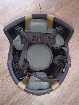 Nosič plátů (balistická vesta) a balistická helma - 10