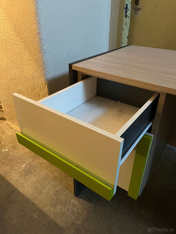 Dětský psací stůl 50 x 125, zelený/fialový 100,-Kč / ks - 10
