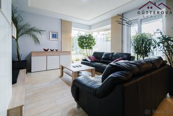 Elegantní rodinný dům s garáží a pozemkem 1.261 m2 v Městě T - 10