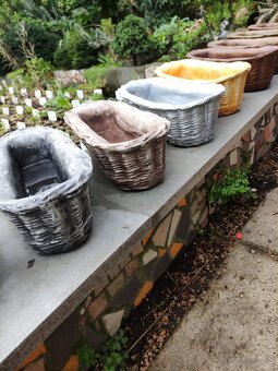 Betonové výrobky / pařez,misky,boty,veverky, ježek/ - 10