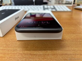 Apple iPhone 11 - 64GB Černý - baterie 98% - 10