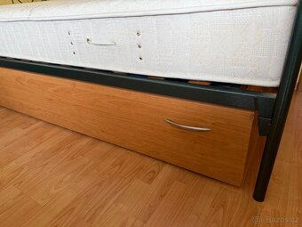 Kovová postel a roštem, matrací a šuplíkem na míru.. - 10