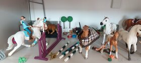 Schleich koně, stáje, sanitka, přepravní auto, mycí box - 10