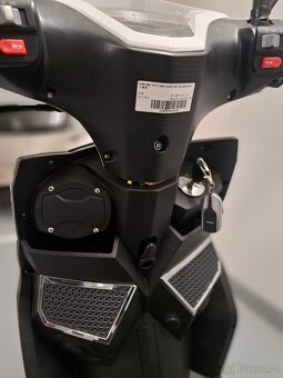 Elektroskútr Hecht Equis - ( najeto 138km, má nové baterie ) - 10