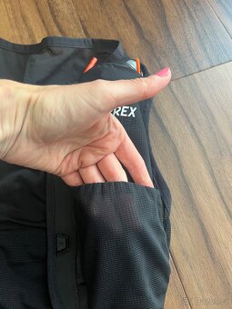 Běžecká vesta vestička s láhvemi Adidas Terrex Trail Running - 10