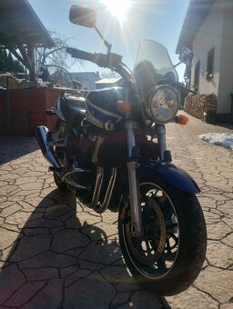 Suzuki GSX 1400 - 10