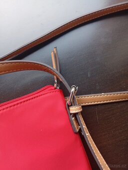 Nová kabelka Tommy Hilfiger, taštička Armani zdarma - 10