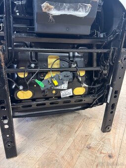 Škoda Fabia 3, řidičova sedačka - 10