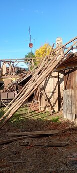 Staré trámy a rozebrání starých střech stodol statků špýchar - 10