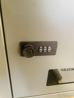 Poštovní schránka s číselným zámkem s instalací skrz dveře - 10