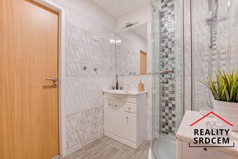 Pronájem zrekonstruovaného bytu 3+0 s balkónem, 55 m2, ul. V - 10
