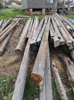 ručně tesané trámy ze střechy - 10