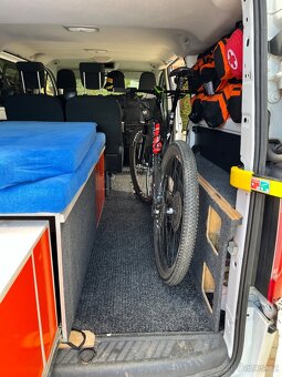 Ford Transit custom 2018 L2H1 125 kw 6 míst - 10