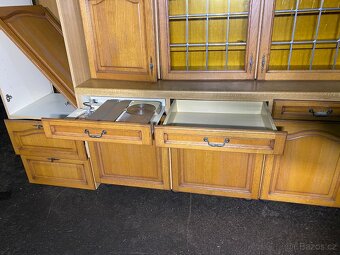Masivní kuchyňská linka bez spotřebičů - 10