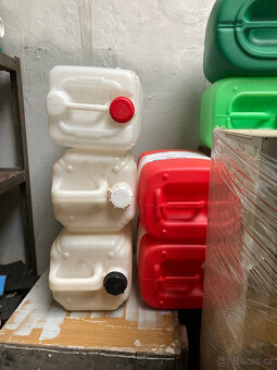 Kanystry plastové 20-25 litrů na naftu, vodu i jiné za 50 kč - 10