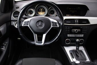 Krásný Mercedes-Benz C 250 Coupé s benzínovým motorem - 10