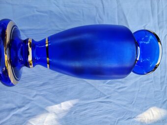 Modrá skleněná váza se zlatým motivem - 10