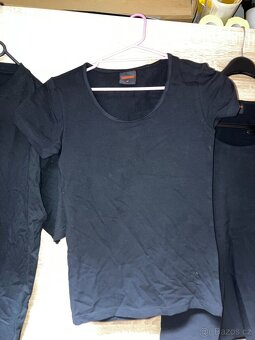 ČERNÉ MIKINY A TRIKA - NOVÉ/NEPRANÉ - 10