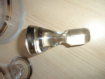 STARÁ SOUPRAVA - SKLENĚNÁ KARAFA, SKLENIČKY A TÁC - 10