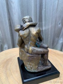 Krásná malá bronzová socha realizované sochy „Le Baiser“ - 10