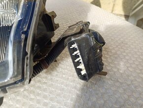 Lexus IS 220d / 250 světlomet halogen - 10