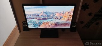 Počítač s monitorem, repro soustavou počítačovým stolem - 10