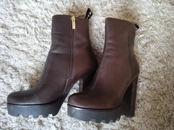 Hnědé polokozačky zn. Guess, vel. 38 - 10