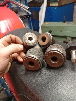 Vybavení dílny. Nabíječka, hasicí přístroj, pila - 10