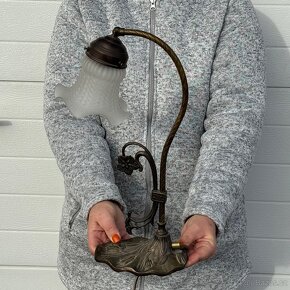 Krásná mosazná lampa s florálními motivy - 10