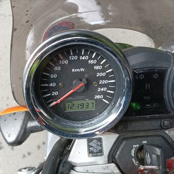 Suzuki GSX 1400 - 10
